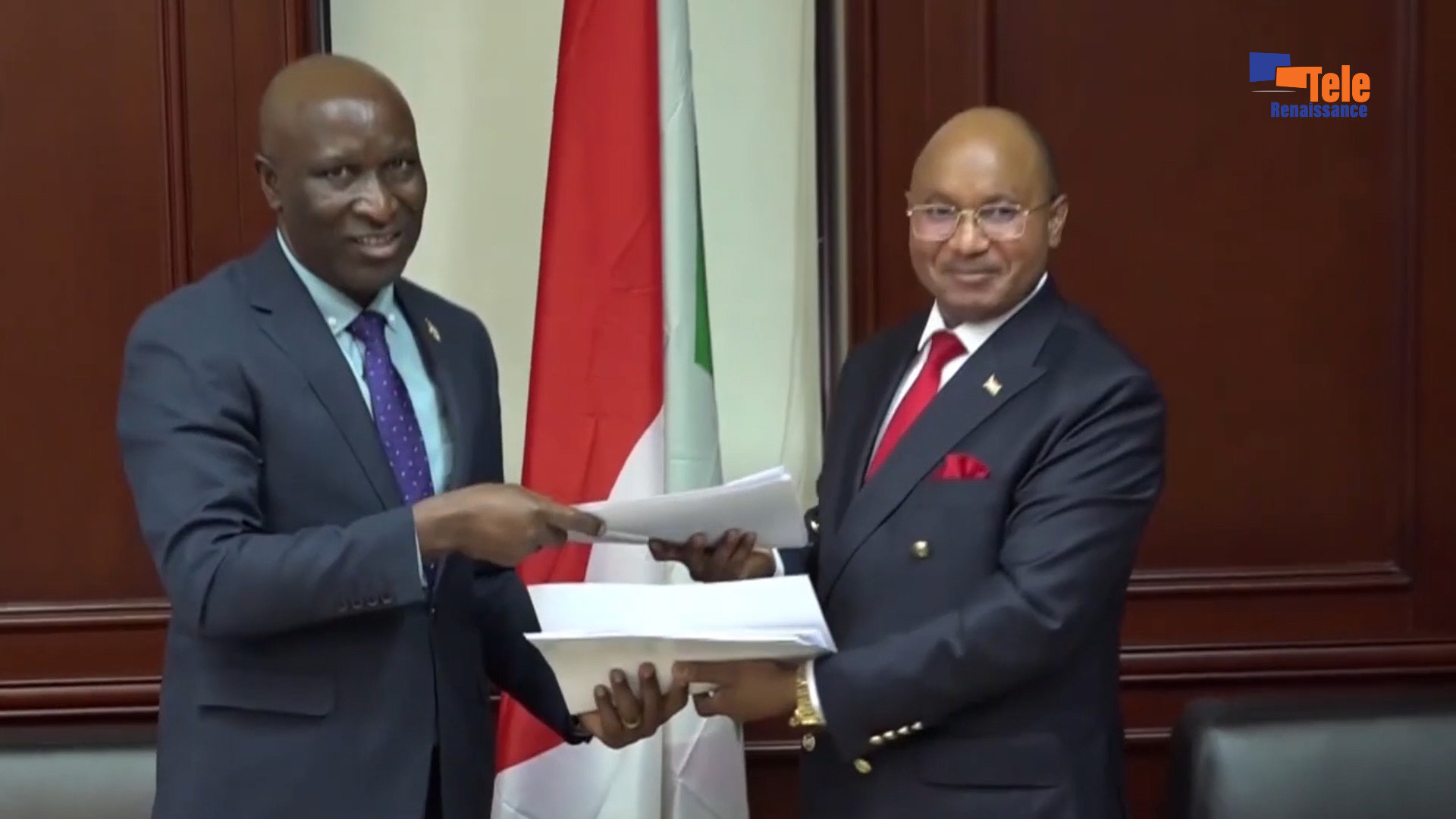 Remise et reprise entre le nouveau Premier ministre Gervais Ndirakobuca ...